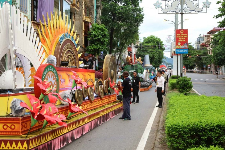 Karnaval Hoa Binh Tahun 2022 yang Unik - ảnh 1
