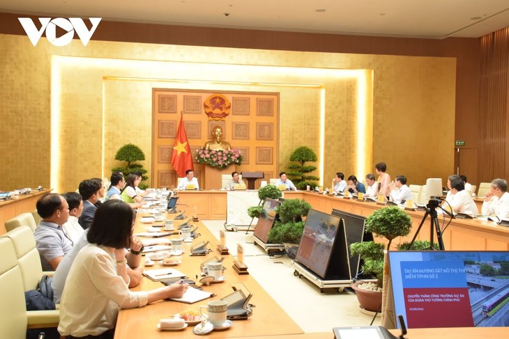 PM Pham Minh Chinh Periksa Proyek Percontohan Kereta Api Perkotaan Bagian Stasiun Nhon-Hanoi - ảnh 1