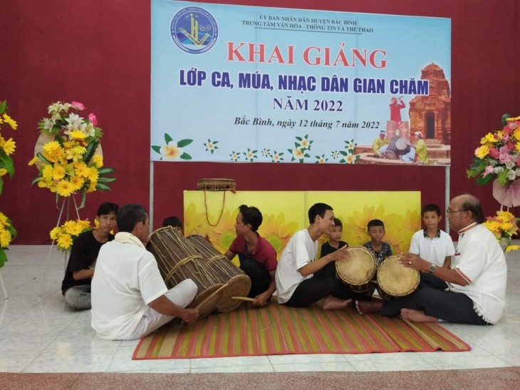 Propinsi Binh Thuan Mengembangkan Nilai Budaya dari Lagu Rakyat, Tarian dan Musik Rakyat - ảnh 2
