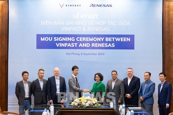 VinFast Bekerja Sama dengan Grup Elektronik Jepang Renesas untuk Kembangkan Mobil Listrik - ảnh 1