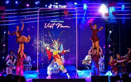 Mencaritahu tentang Promosi Pariwisata Melalui Musik Tradisional pada Platform Digital di Vietnam dan Kerajinan Perak Tradisional di Hanoi  - ảnh 1