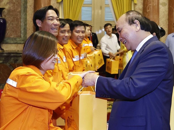 Presiden Nguyen Xuan Phuc Melakukan Pertemuan dengan Pekerja Perlistrikan Terkemuka - ảnh 1