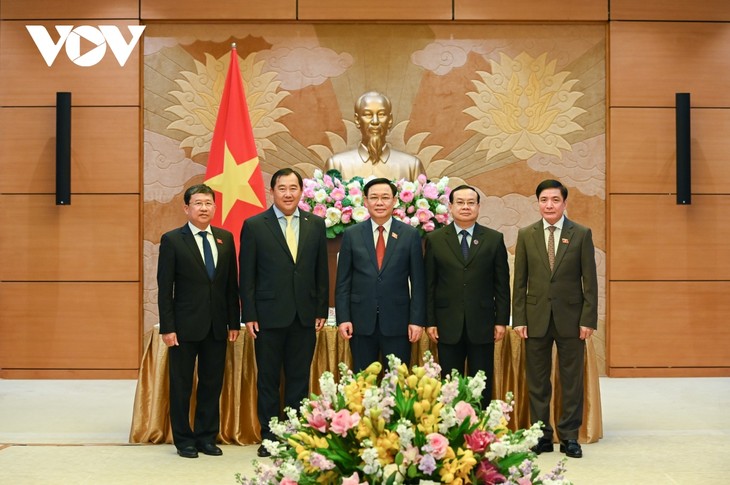 Ketua MN Vietnam Menerima Ketua Komisi Hubungan Luar Negeri Parlemen Laos dan Kamboja - ảnh 1
