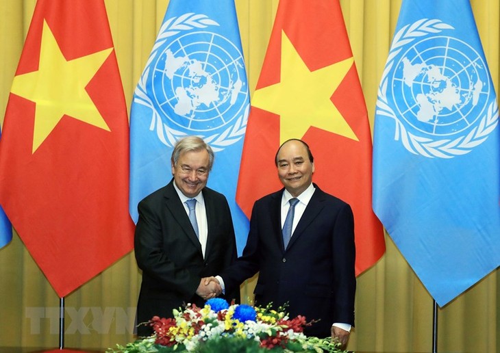 Presiden Nguyen Xuan Phuc Memimpin Acara Penyambutan dan Pembicaraan dengan Sekjen PBB Antonio Guterres - ảnh 1