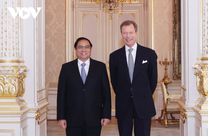 PM Vietnam, Pham Minh Chinh Menemui Adipati Agung Luksemburg dan Komunitas Orang Vietnam di Luksemburg - ảnh 1