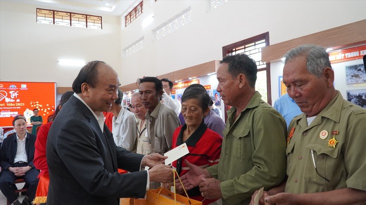  Presiden Nguyen Xuan Phuc Berikan Bingkisan kepada Orang Miskin di Provinsi Kien Giang - ảnh 1