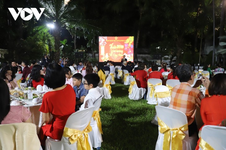 Masyarakat Vietnam di Thailand Menyambut Tahun Baru Imlek 2023  - ảnh 1