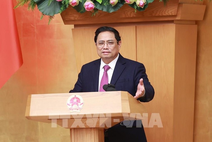 PM Pham Minh Chinh Memimpin Rapat Kerja Badan Harian  Pemerintah untuk Evaluasi Situasi Hari Raya Tet dan Gelarkan Tugas Pasca Hari Raya Tet - ảnh 1