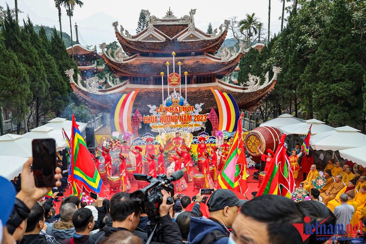 Suasana Gembira Pesta Musim Semi dan Menikmati Atmosfer Tenang di Pagoda Tran Quoc, Kota Hanoi - ảnh 1