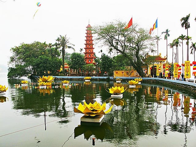 Suasana Gembira Pesta Musim Semi dan Menikmati Atmosfer Tenang di Pagoda Tran Quoc, Kota Hanoi - ảnh 2