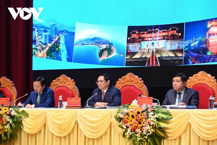 PM Pham Minh Chinh Memimpin Konferensi Implementasi Program Aksi mengenai Pengembangan Daerah Trung Bo Utara dan Daerah Pesisir Trung Bo, Vietnam Tengah - ảnh 1