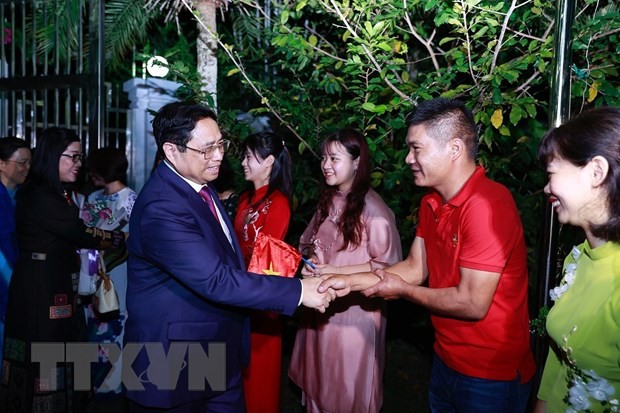 PM Pham Minh Chinh Menemui Pejabat, Staf Kedutaan Besar Vietnam dan Wakil Komunitas Orang Vietnam di Brunei Darussalam - ảnh 1
