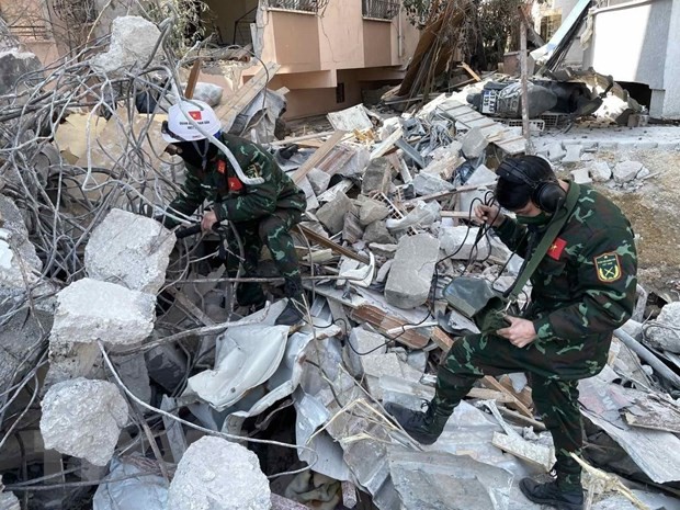 Tim SAR Vietnam Aktif dan Giat Mencari Korban dalam Gempa Bumi di Turki - ảnh 1