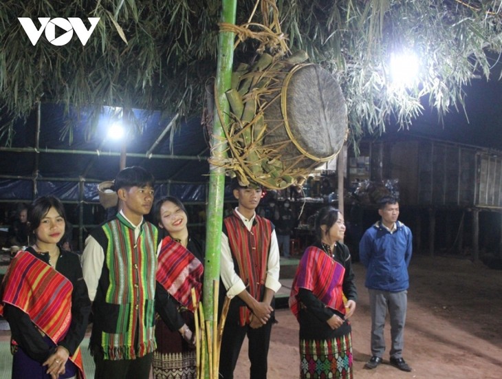 Festival Menabuh Genderang dari Warga Etnis Minoritas Ma Coong-Malam Menjalin Cinta di Tengah Pegunungan Truong Son”. - ảnh 2