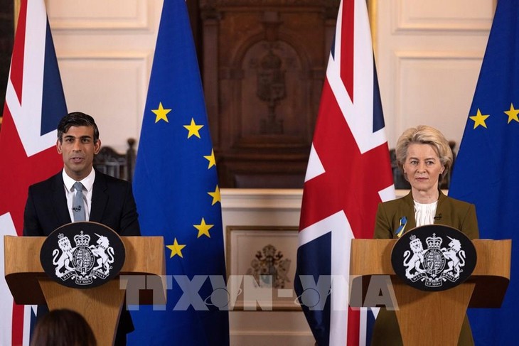 Inggris dan Uni Eropa Mencapai Kesepakatan Baru tentang Protokol Irlandia Utara - ảnh 1