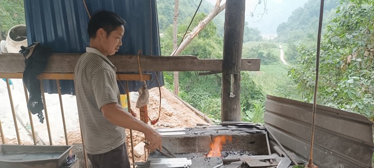 Phuc Sen - Desa Kerajinan Menempa Besi Yang Bekerja Sepanjang Tahun - ảnh 1