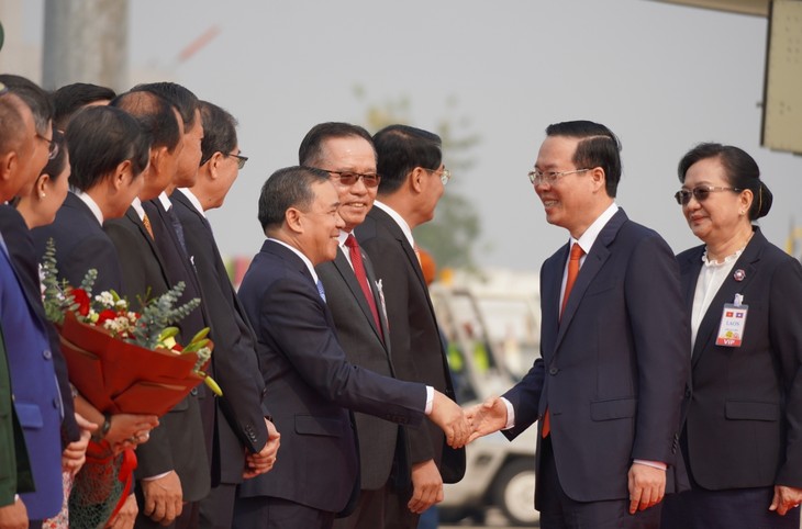 Presiden Vo Van Thuong Tiba di Vientiane, Memulai Kunjungan Resmi di Laos - ảnh 1