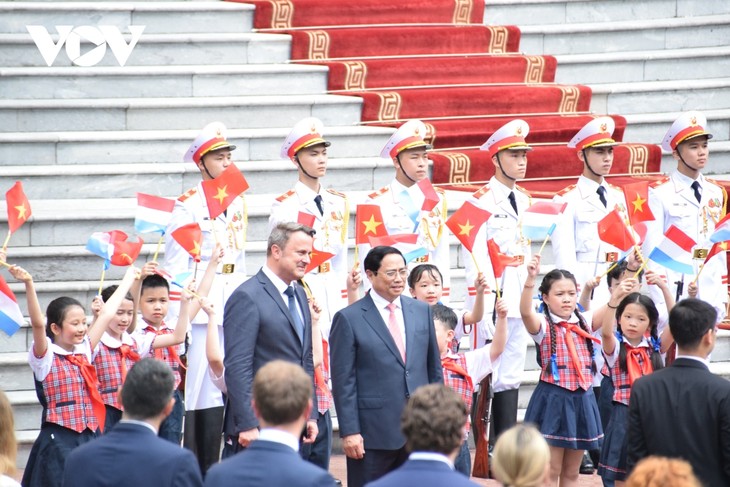 PM Pham Minh Chinh Memimpin Acara Penyambutan PM Kadipaten Agung Luksemburg dalam Kunjungan Resmi di Vietnam - ảnh 1