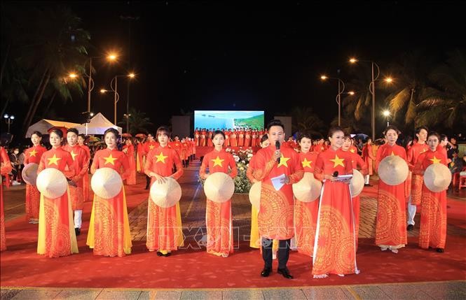 Festival Pantai 2023 Menghargai Busana Ao Dai Vietnam - ảnh 1