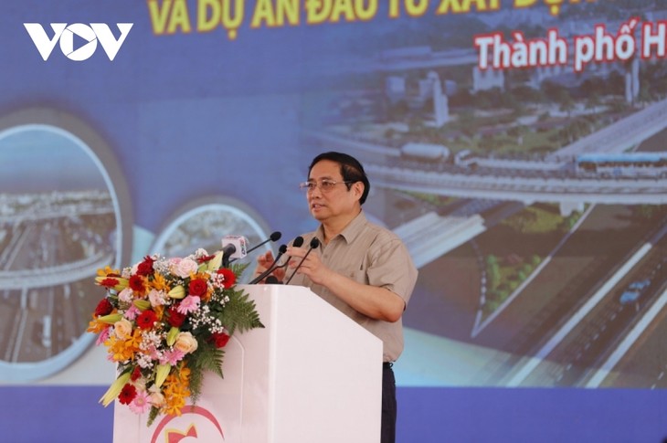 PM Vietnam, Pham Minh Chinh Umumkan Peletakan Batu Pertama Tiga Proyek Perhubungan dan Transportasi Utama - ảnh 1