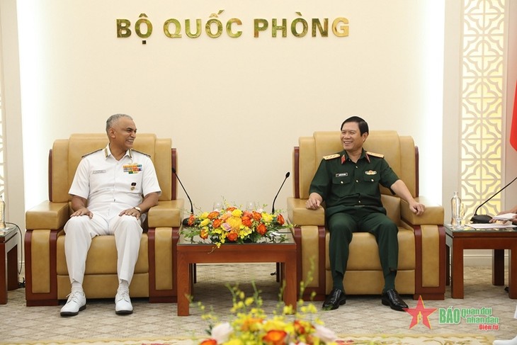 Kepala Staf Umum Tentara Rakyat Vietnam Menerima Panglima Angkatan Laut India - ảnh 1