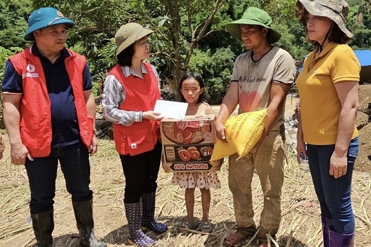 Lembaga Palang Merah Membantu Warga yang Terkena Dampak Banjir di Provinsi Yen Bai - ảnh 1
