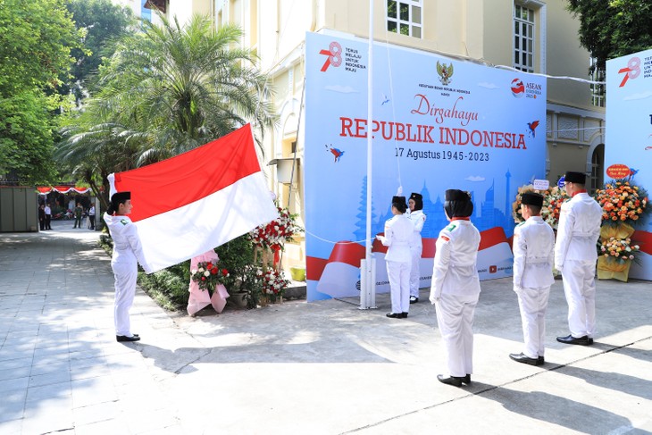 Upacara Pengibaran Bendera Memperingati HUT ke-78 Hari Kemerdekaan Republik Indonesia - ảnh 3