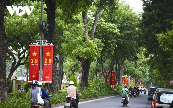 Jalan-Jalan di Kota Hanoi Diwarnai dengan Warna Merah Cerah untuk Merayakan Hari Nasional 2 September  - ảnh 10