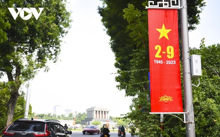 Jalan-Jalan di Kota Hanoi Diwarnai dengan Warna Merah Cerah untuk Merayakan Hari Nasional 2 September  - ảnh 11