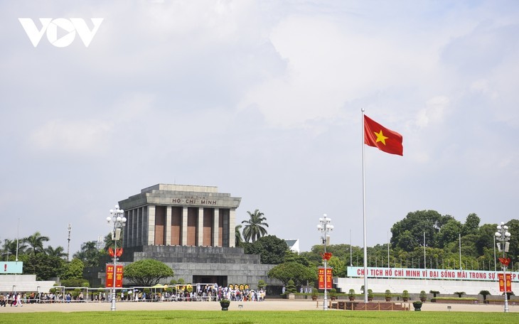 Jalan-Jalan di Kota Hanoi Diwarnai dengan Warna Merah Cerah untuk Merayakan Hari Nasional 2 September  - ảnh 12