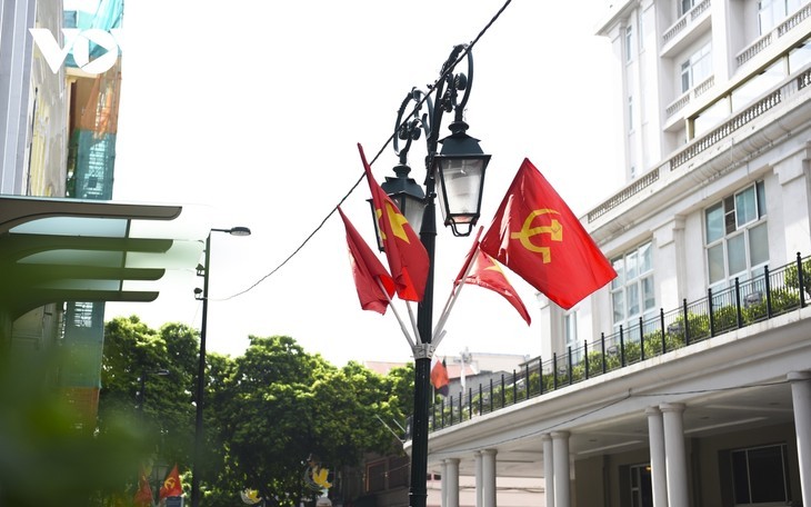 Jalan-Jalan di Kota Hanoi Diwarnai dengan Warna Merah Cerah untuk Merayakan Hari Nasional 2 September  - ảnh 14