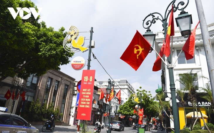Jalan-Jalan di Kota Hanoi Diwarnai dengan Warna Merah Cerah untuk Merayakan Hari Nasional 2 September  - ảnh 1