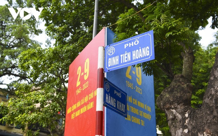 Jalan-Jalan di Kota Hanoi Diwarnai dengan Warna Merah Cerah untuk Merayakan Hari Nasional 2 September  - ảnh 3