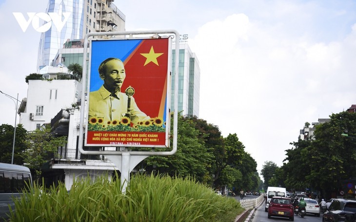 Jalan-Jalan di Kota Hanoi Diwarnai dengan Warna Merah Cerah untuk Merayakan Hari Nasional 2 September  - ảnh 7