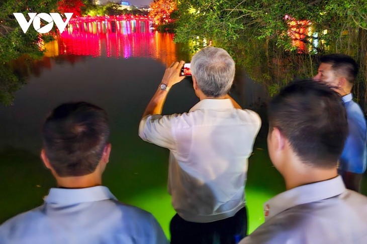 PM Singapura Mencicipi Kuliner, Bercengkerema di Jalan untuk Pejalan Kaki Danau Hoan Kiem  - ảnh 1