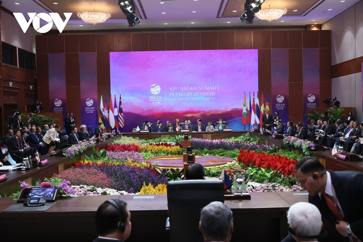 Pembukaan Konferensi Tingkat Tinggi ASEAN yang Ke-43 - ảnh 1