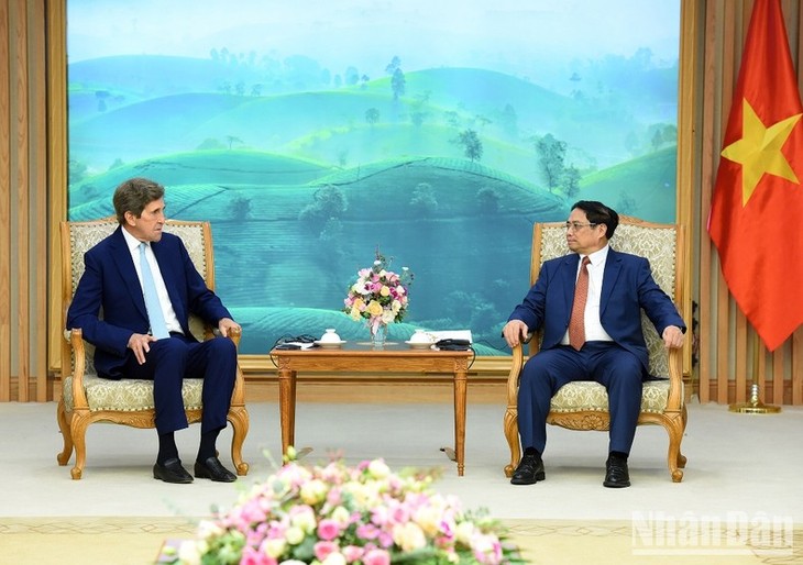 PM Vietnam, Pham Minh Chinh Menerima Utusan Khusus Presiden AS Urusan Iklim, John Kerry - ảnh 1