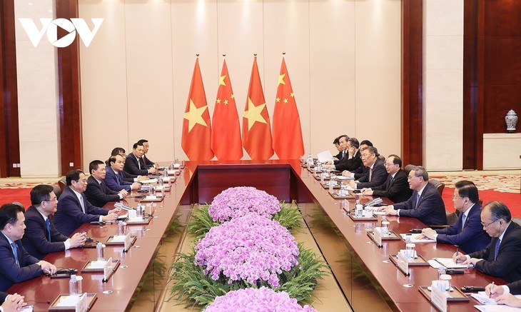 PM Vietnam, Pham Minh Chinh Melakukan Pembicaraan dengan PM Tiongkok, Li Qiang - ảnh 1