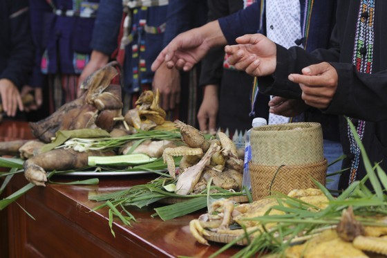 Uniknya Upacara Perayaan Padi Baru dari Warga Etnis Minoritas Van Kieu di Provinsi Quang Tri - ảnh 2