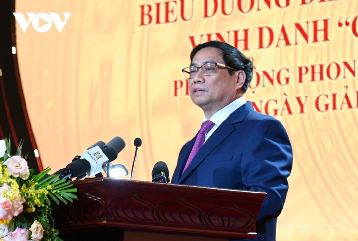 PM Vietnam, Pham Minh Chinh Hadiri Konferensi untuk Memuji Teladan-Teladan Terkemuka, “Orang Baik, Perbuatan Baik” dan Warga Ibu Kota Terkemuka” - ảnh 1