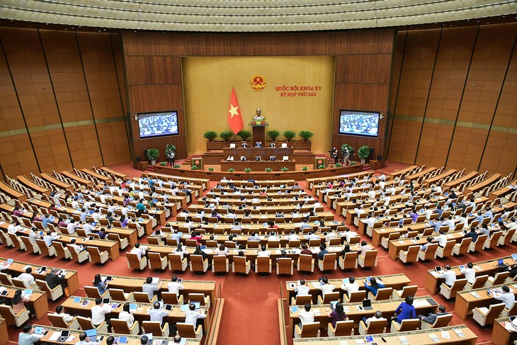 Majelis Nasional Vietnam Bahas Situasi Sosial-Ekonomi dan APBN - ảnh 1