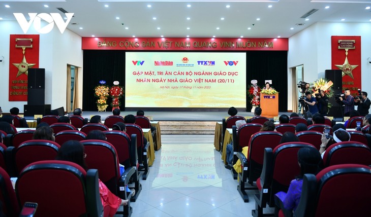 Berterima Kasih kepada Para Pejabat Instansi Pendidikan Sehubungan dengan Hari Guru Vietnam - ảnh 1