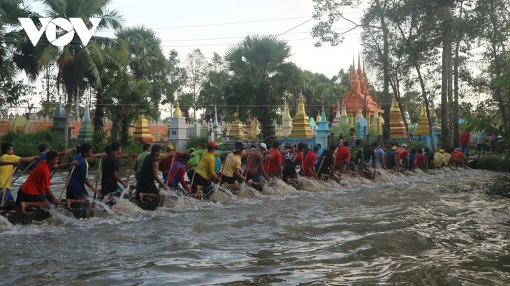 Warga Etnis Minoritas Khmer Menuju ke Festival Ok Om Bok - Lomba Perahu Ngo - ảnh 1