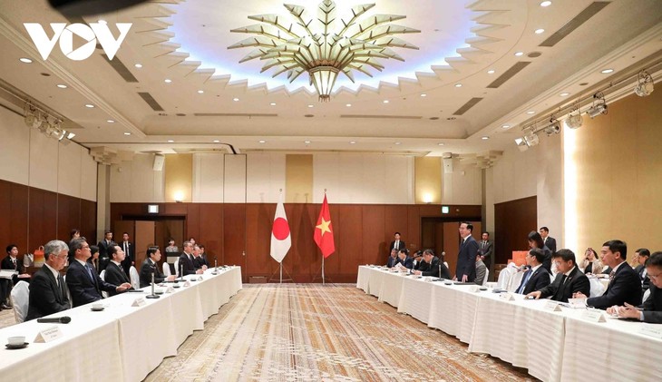Presiden Vietnam, Vo Van Thuong Menerima Gubernur Provinsi Fukuoka dan Beberapa Pimpinan di Wilayah Kyushu - ảnh 1