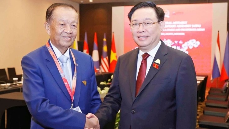 Ketua MN Vietnam, Vuong Dinh Hue Lakukan Kunjungan Resmi ke Thailand: Dorong Hubungan Kemitraan Strategis yang Diperkuat Vietnam-Thailand - ảnh 1