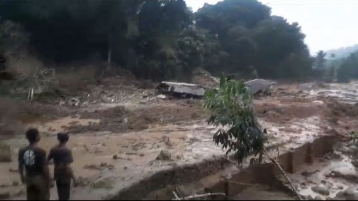 Indonesia: Ribuan Orang Dievakuasi Karena Banjir dan Tanah Longsor yang Serius - ảnh 1
