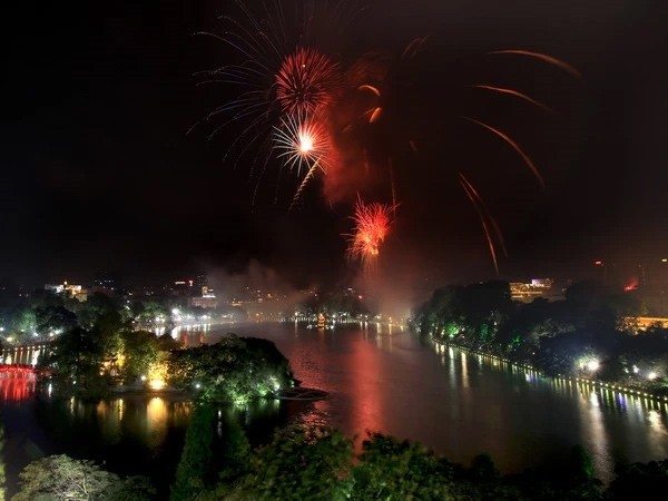 Hanoi Selenggarakan Pesta Kembang Api di 30 Lokasi pada Malam Alih Tahun Baru Imlek - ảnh 1