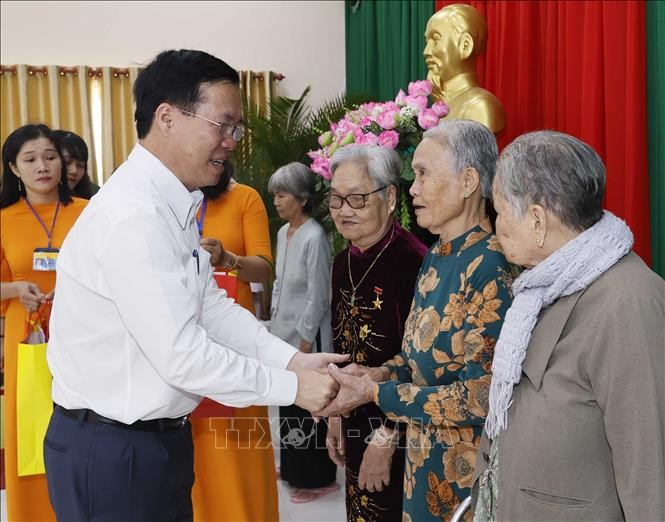 Presiden Vietnam, Vo Van Thuong Kunjungi dan Ucapkan Selamat Hari Raya Tet di Provinsi Vinh Long - ảnh 1
