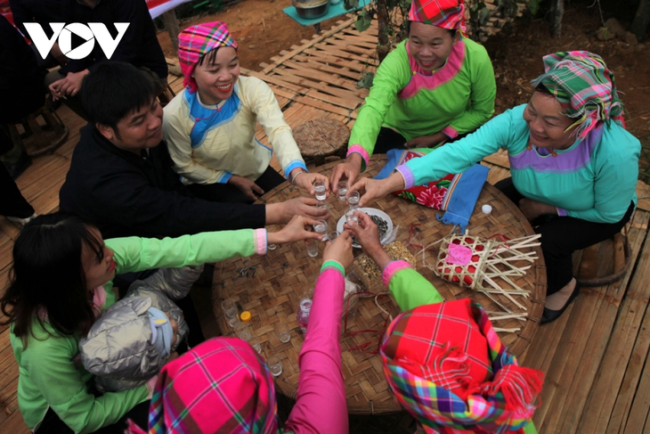 Uniknya Acara Menjemput Pengantin Perempuan dari Warga Etnis Minoritas Giay di Provinsi Lai Chau - ảnh 16