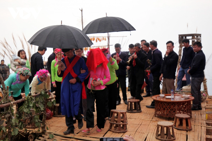 Uniknya Acara Menjemput Pengantin Perempuan dari Warga Etnis Minoritas Giay di Provinsi Lai Chau - ảnh 17